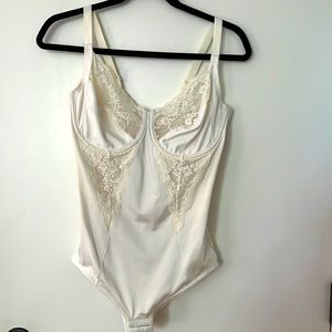 New Maidenform women's 36D  white/cream lace bodybriefer shapewear